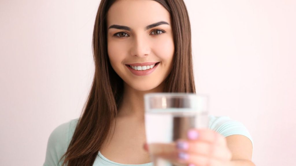 Khasiat dan manfaat minum air putih untuk wajah