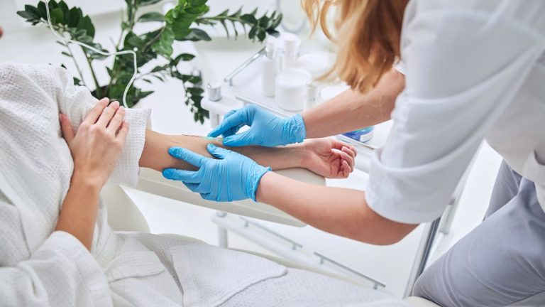 Perbedaan Dokter Estetika dan SpKK! Jangan Sampai Salah ya! - Esmoir