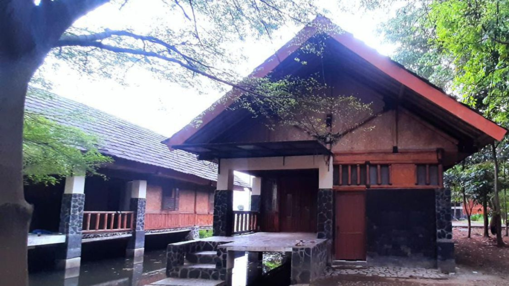 salah satu fasilitas kampung budaya di kota karawang