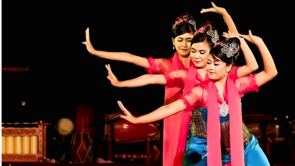 perempuan yang sedang melakukan tarian jaipong