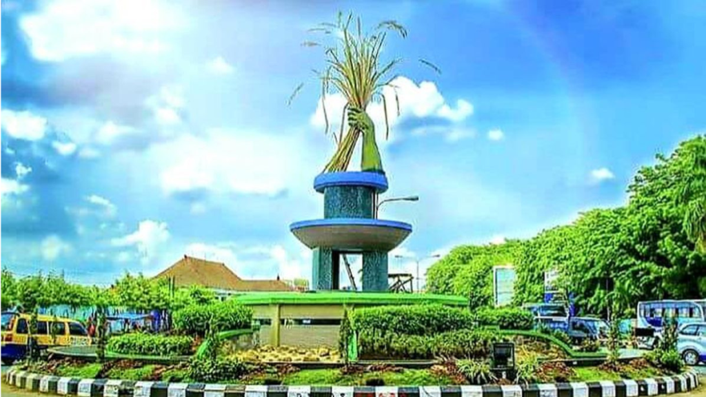 Foto Tugu Kota Karawang