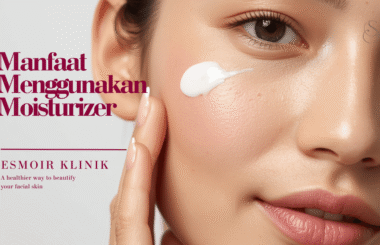 Manfaat menggunakan moisturizer, wanita mengaplikasikan pelembap pada wajah di Klinik Kecantikan Esmoir