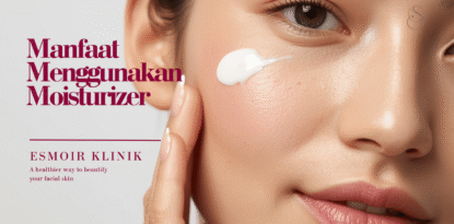 Manfaat menggunakan moisturizer, wanita mengaplikasikan pelembap pada wajah di Klinik Kecantikan Esmoir