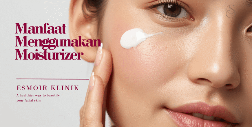 Manfaat menggunakan moisturizer, wanita mengaplikasikan pelembap pada wajah di Klinik Kecantikan Esmoir