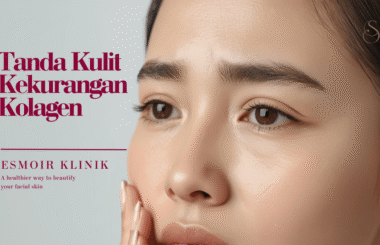 Wanita memeriksa tanda kulit kekurangan kolagen seperti garis halus dan kulit kendur — Esmoir Klinik Karawang